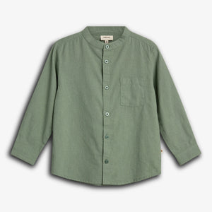 Een groene, lange mouwen kinderoverhemd met een ronde kraag en borstzak, geaccentueerd met knopen. Het ligt tegen een witte achtergrond. Labeltekst: "MARLMARL".