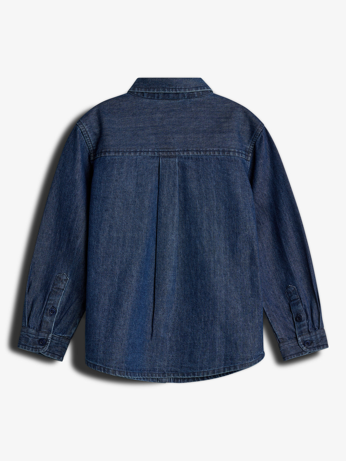 Een spijkerblouse met lange mouwen en knopen, hangt tegen een effen witte achtergrond. De blouse is donkerblauw en heeft een plooi in het midden van de rug.