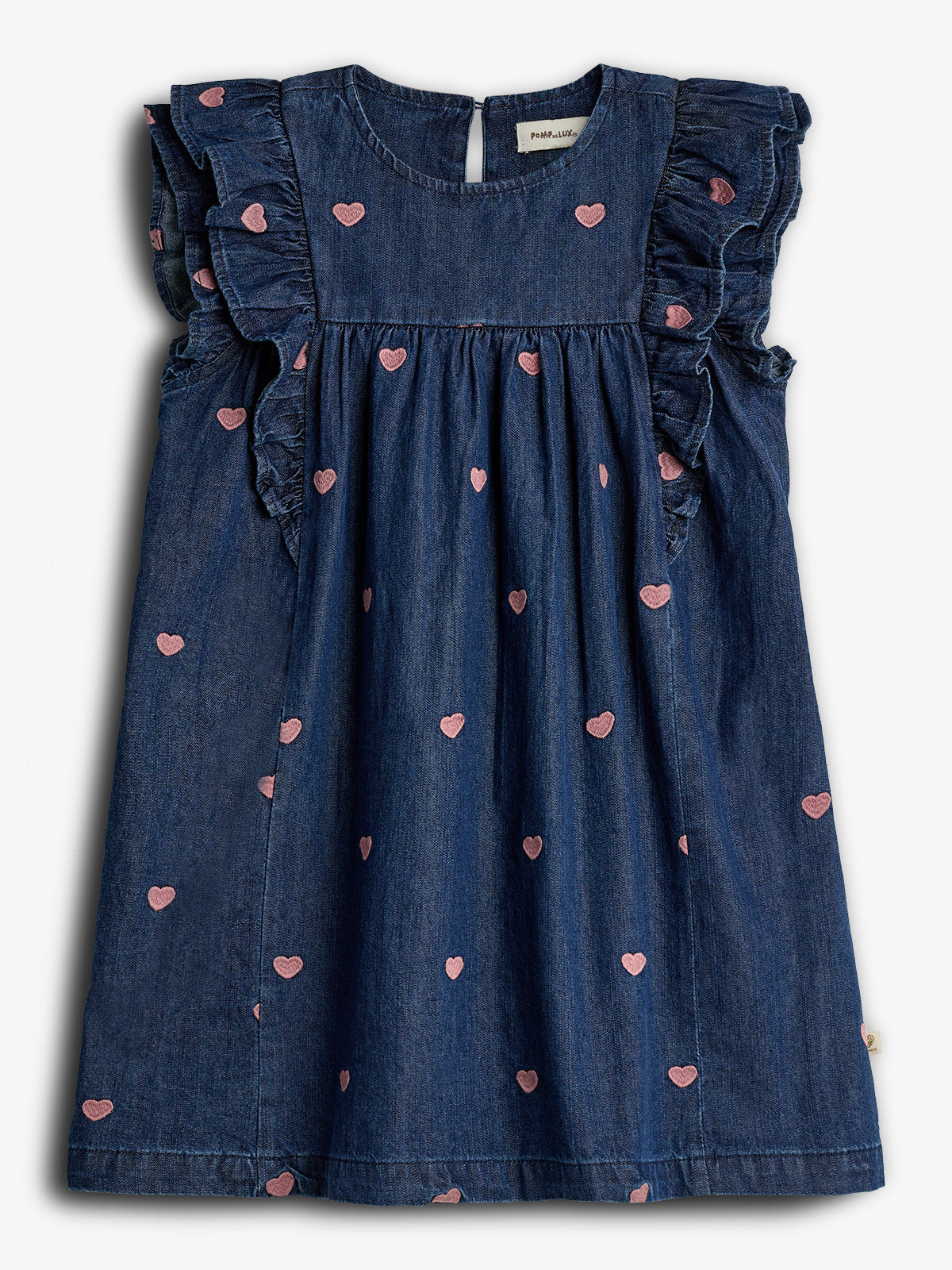 Denim jurk met roze hartjesmotief, gerimpelde mouwen, en een ronde hals, tegen een effen achtergrond. Etiket: "Paper + Cloth".