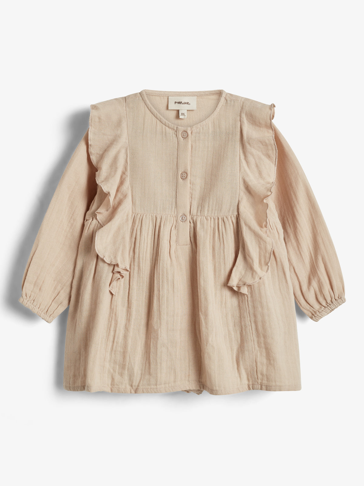Een lichtroze kinderjurk met ruches langs de mouwen en knopen aan de voorkant. De jurk hangt tegen een witte achtergrond. Label: "PRIM.:LITTLE 18M."