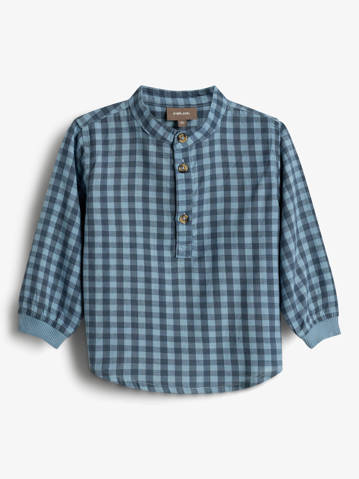 Een blauw geruite kinderblouse met lange mouwen en een ronde kraag heeft drie knopen aan de voorkant. Op het label staat "POMPDELUX" en "116". Geplaatst tegen een witte achtergrond.