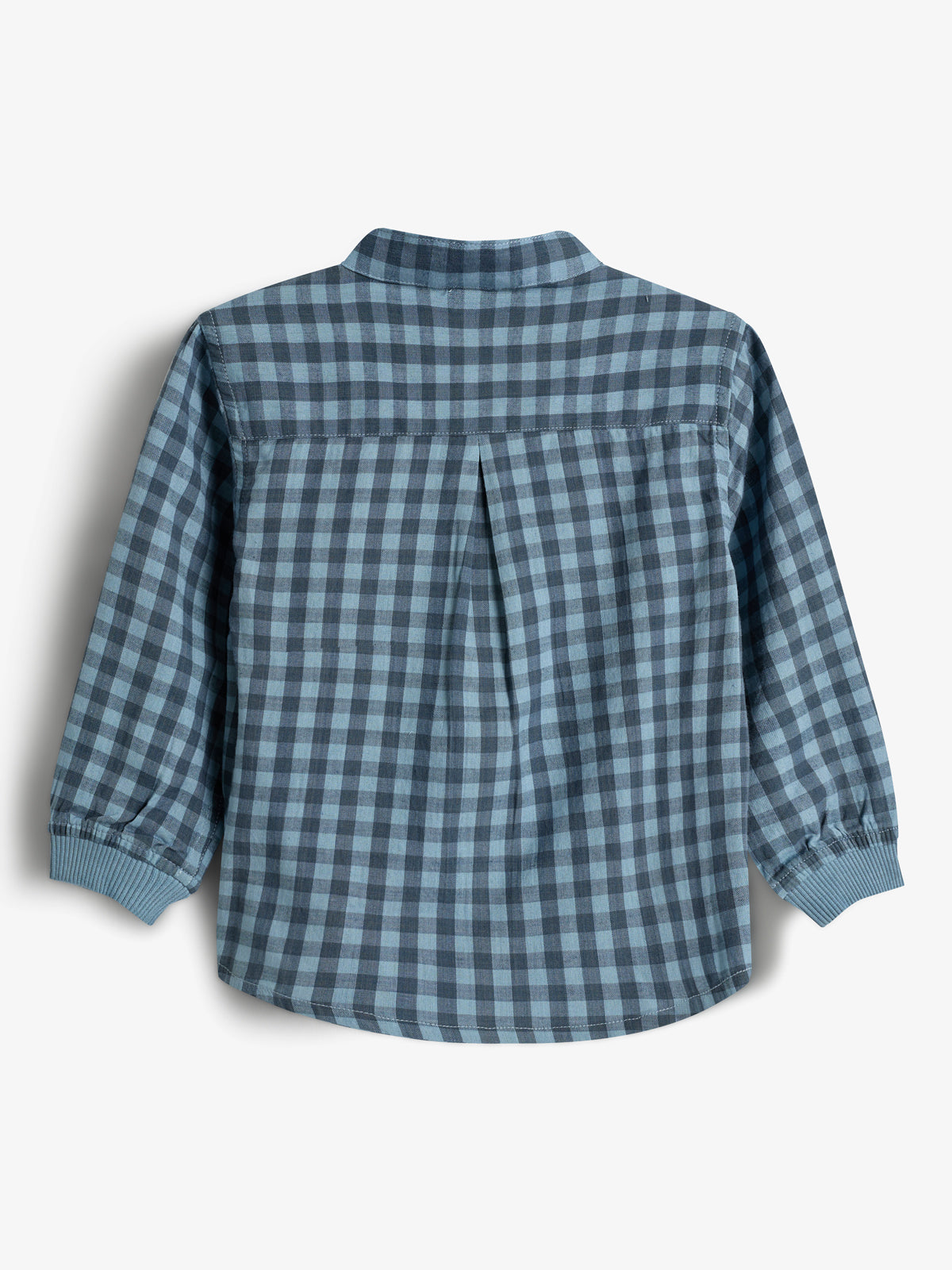 Blauw geruit overhemd, opgevouwen, met lange mouwen en geplooid detail aan de achterkant; ligt tegen een effen witte achtergrond.
