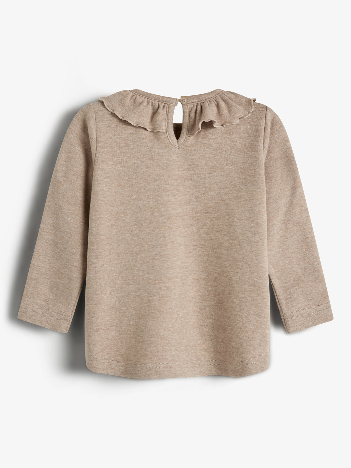 Beige kindertrui, hangend, met lange mouwen en een rucheskraag met knoopsluiting aan de achterkant. De trui is eenvoudig afgebeeld tegen een witte achtergrond.