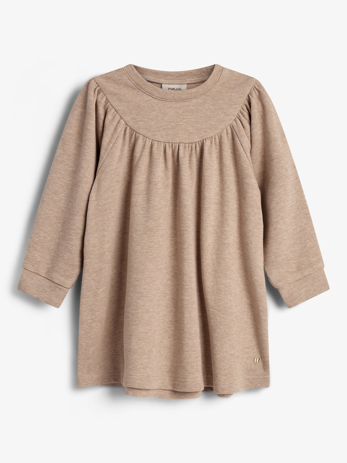 Beige jurk met lange mouwen hangt; eenvoudige, wijde snit met subtiele plooien bij de hals. Witte achtergrond, label met 'mini a ture' zichtbaar aan binnenkant.