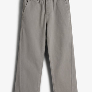 Grijze broek met elastische tailleband en rechte pijpen, liggend op een witte achtergrond. De broek heeft twee zakken aan de zijkanten voor een casual uitstraling.