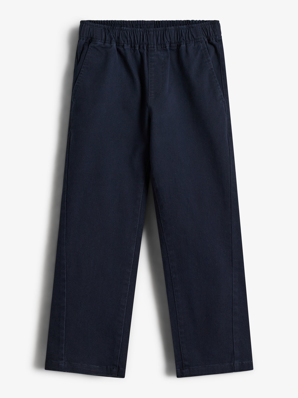 Een navyblauwe broek met elastische tailleband en steekzakken, hangt tegen een witte achtergrond. Het ontwerp is eenvoudig en casual, zonder zichtbare versieringen of logo’s.