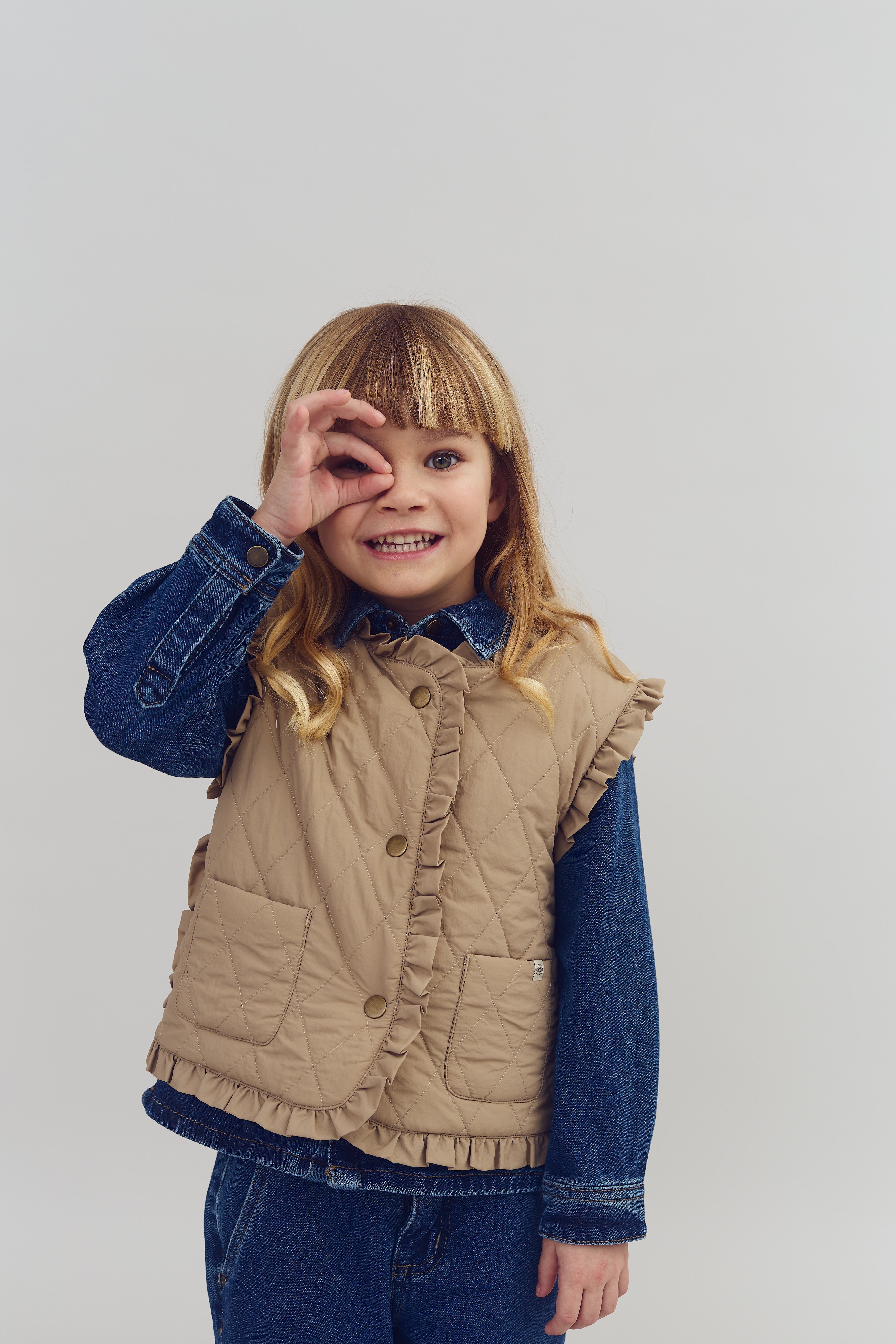 Gewatteerd gilet met ruches - Kids - Dark beige