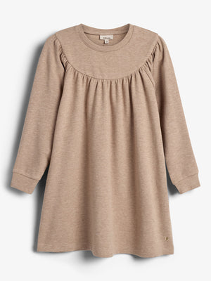 Beige jurk met lange mouwen, hangend aan een witte achtergrond. Het heeft een ronde halslijn en plooien op de borst. Labeltekst: "mini, love".