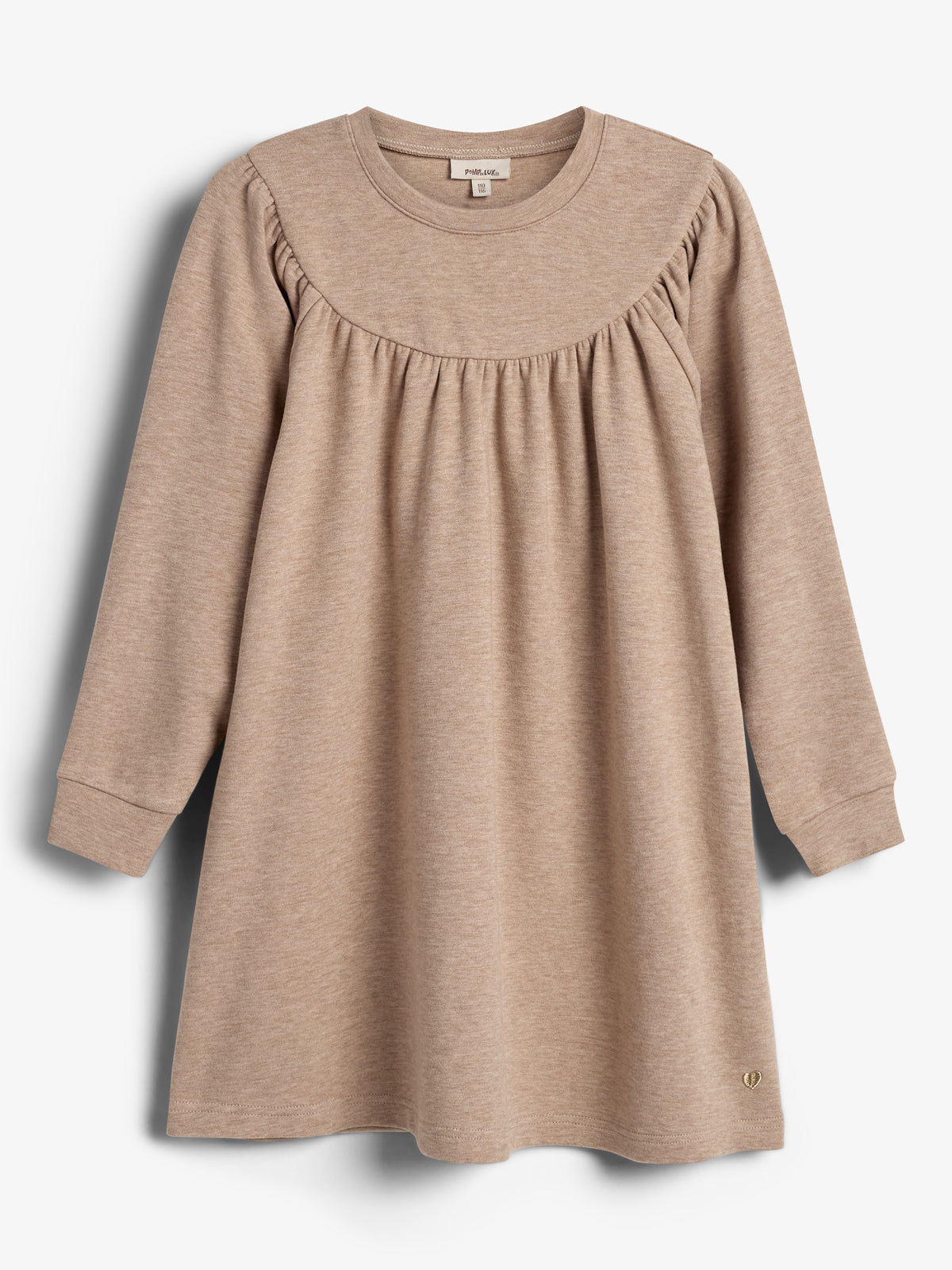 Beige jurk met lange mouwen, hangend aan een witte achtergrond. Het heeft een ronde halslijn en plooien op de borst. Labeltekst: "mini, love".