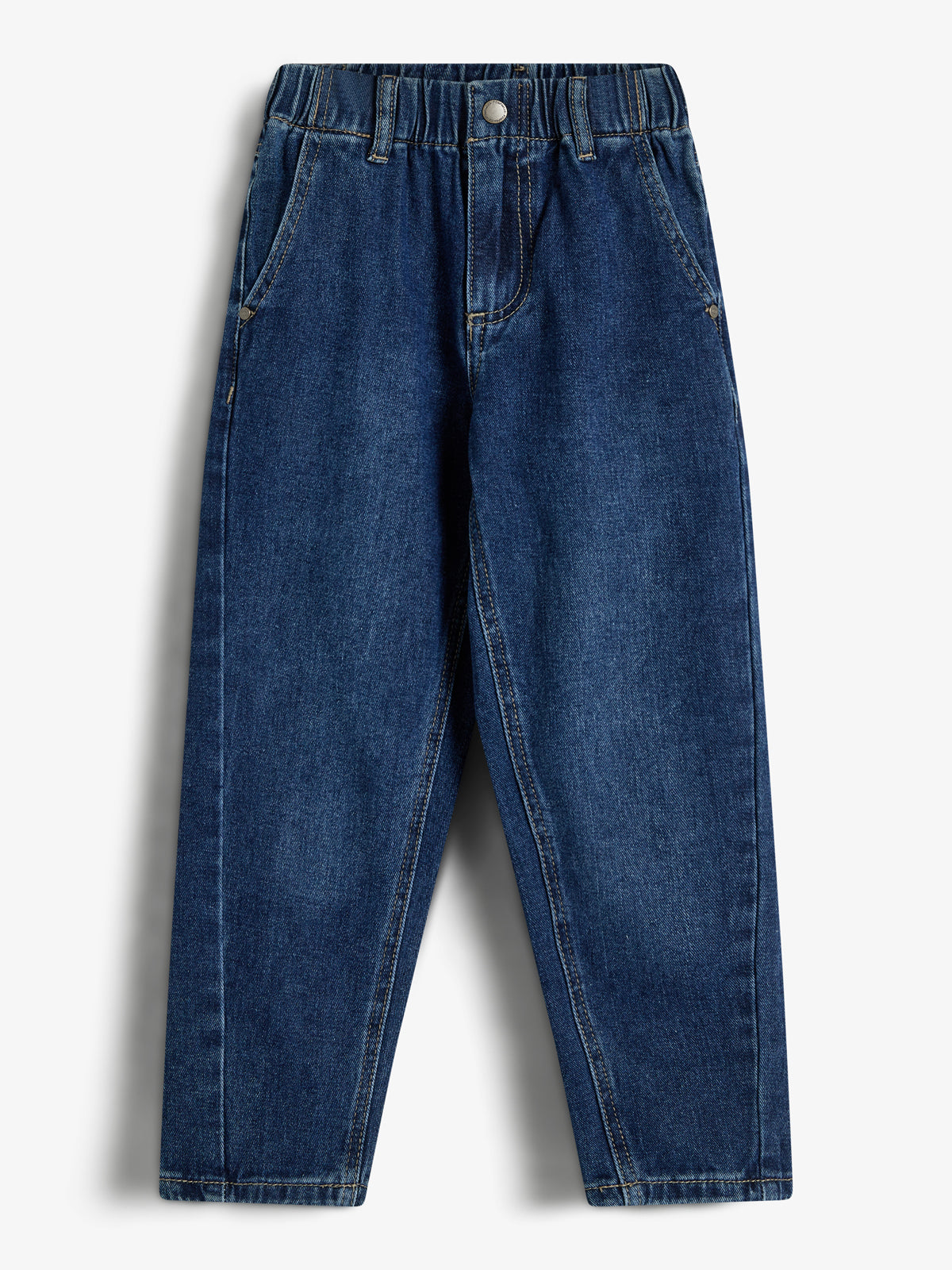 Een jeansbroek met elastische tailleband en twee voorzakken, hangt uitgestrekt tegen een witte achtergrond. De spijkerstof is donkerblauw en heeft lichte verkleuringen.