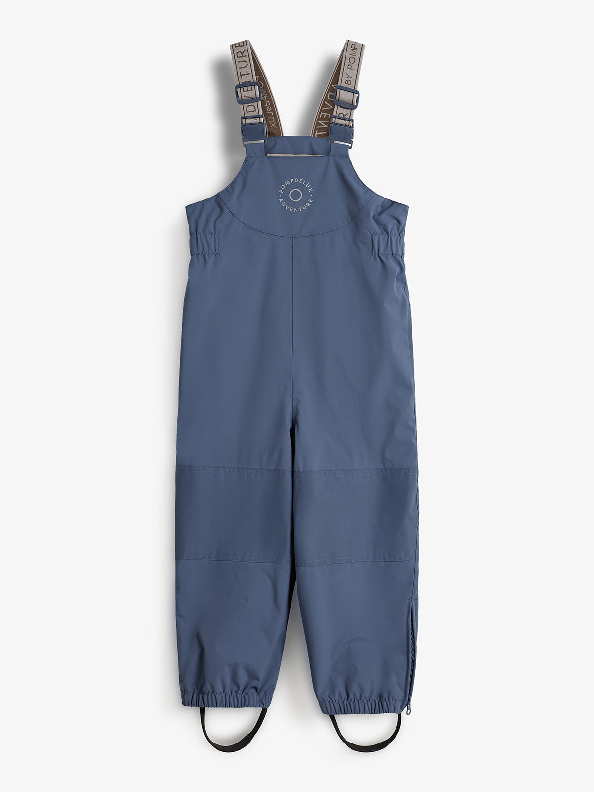 Blauwe kinderregenbroek met verstelbare schouderbanden en elastische boorden, tegen een witte achtergrond. Tekst op borst: "COMPLETE LUX ADVENTURE." Bandjes met tekst: "BY POMME" en "ADVENTURE."