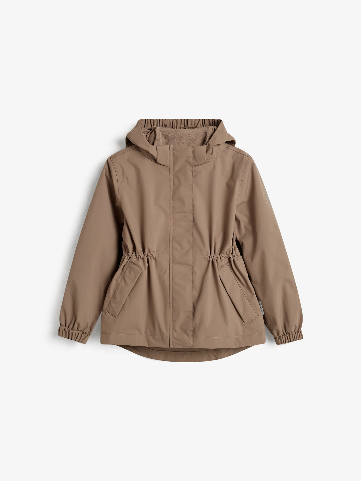Jas hangt aan de muur, met een capuchon en elastische mouwen; beige kleur, vooraanzicht in een minimalistische studio-omgeving.
