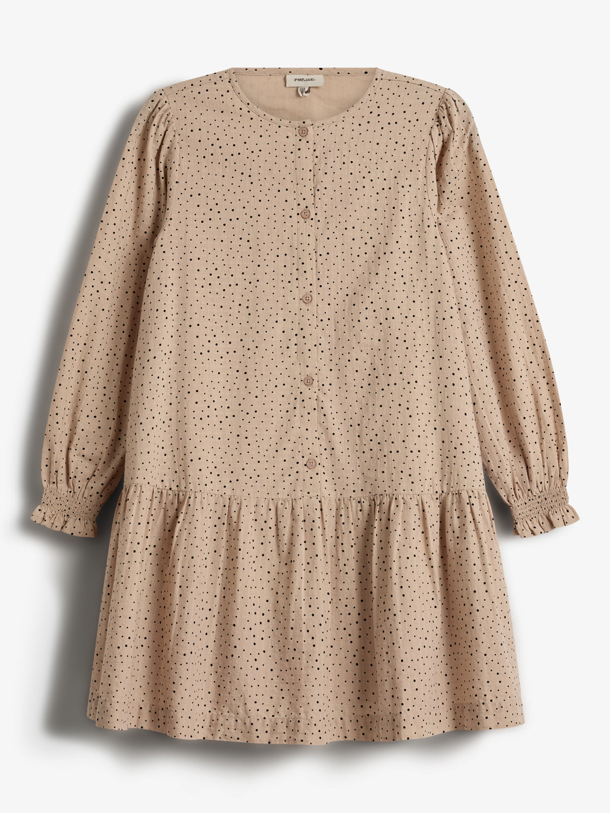 Beige jurk met lange mouwen, bedekt met zwarte stippen en knopen aan de voorkant. De jurk heeft een geplooide zoom en is gefotografeerd tegen een witte achtergrond.