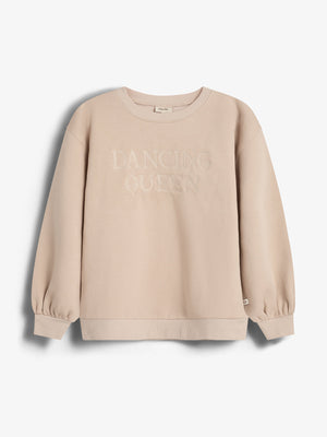 Beige sweatshirt met de tekst "DANCING QUEEN" op de borst, hangt tegen een witte achtergrond. De trui heeft lange mouwen met elastische polsen.