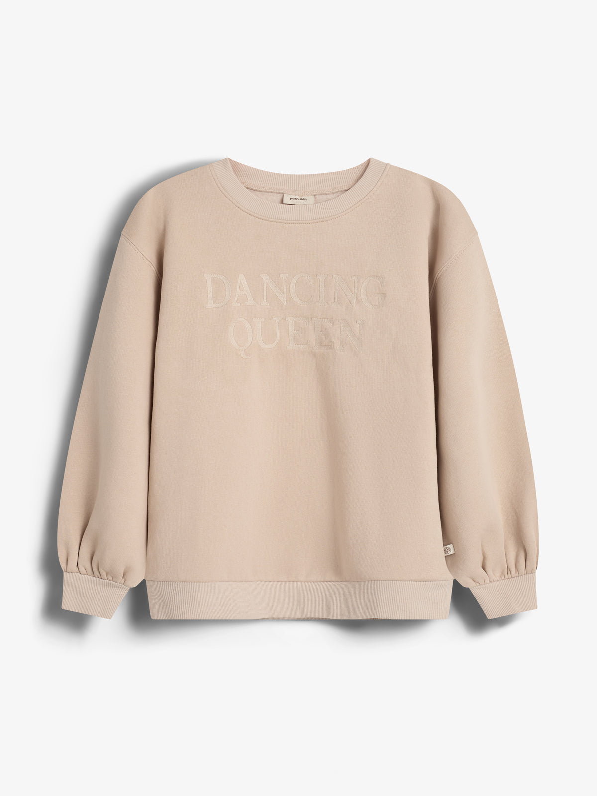 Beige sweatshirt met de tekst "DANCING QUEEN" op de borst, hangt tegen een witte achtergrond. De trui heeft lange mouwen met elastische polsen.