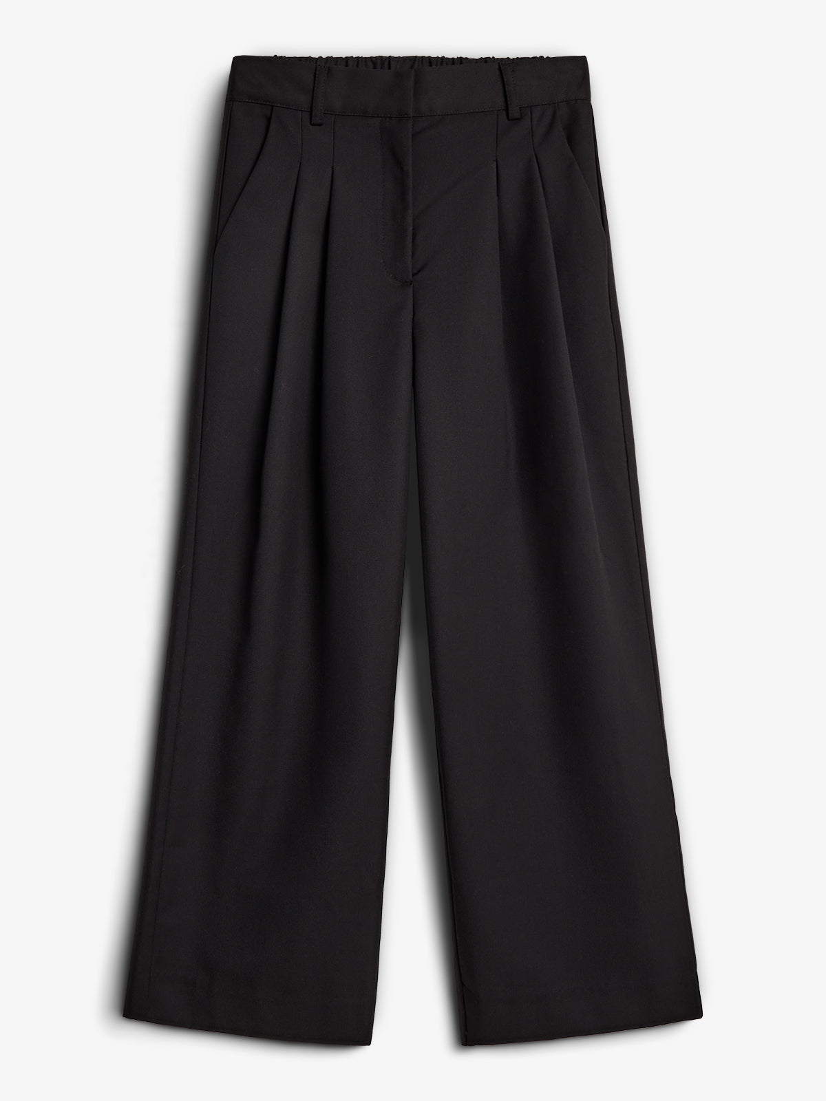 Een zwarte, wijde broek ligt uitgestrekt op een witte achtergrond. De broek heeft plooien en een elastische tailleband met lussen.
