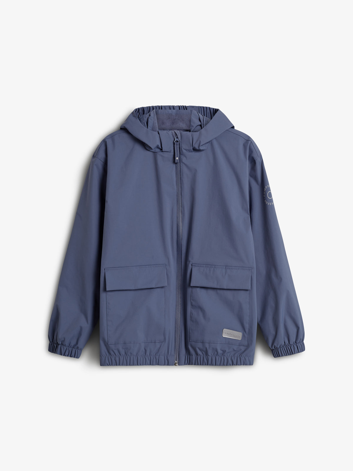 Een blauwe jas met capuchon en ritssluiting, met elastische mouwen en twee zakken aan de voorkant. Er staat tekst: "Messaging Movement" en "UNIQLO U". De achtergrond is wit.