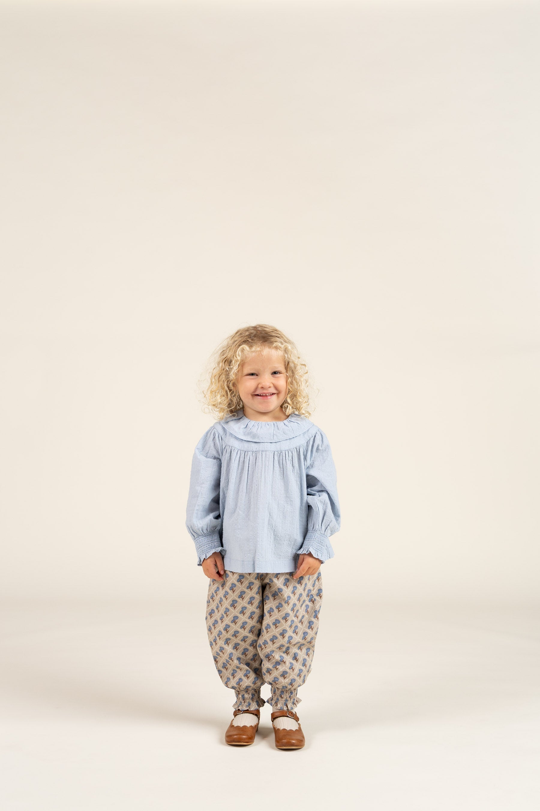 Bedrukte katoenen popeline broek - Kids - Caffe Latte w. Blue | 100724 Amine