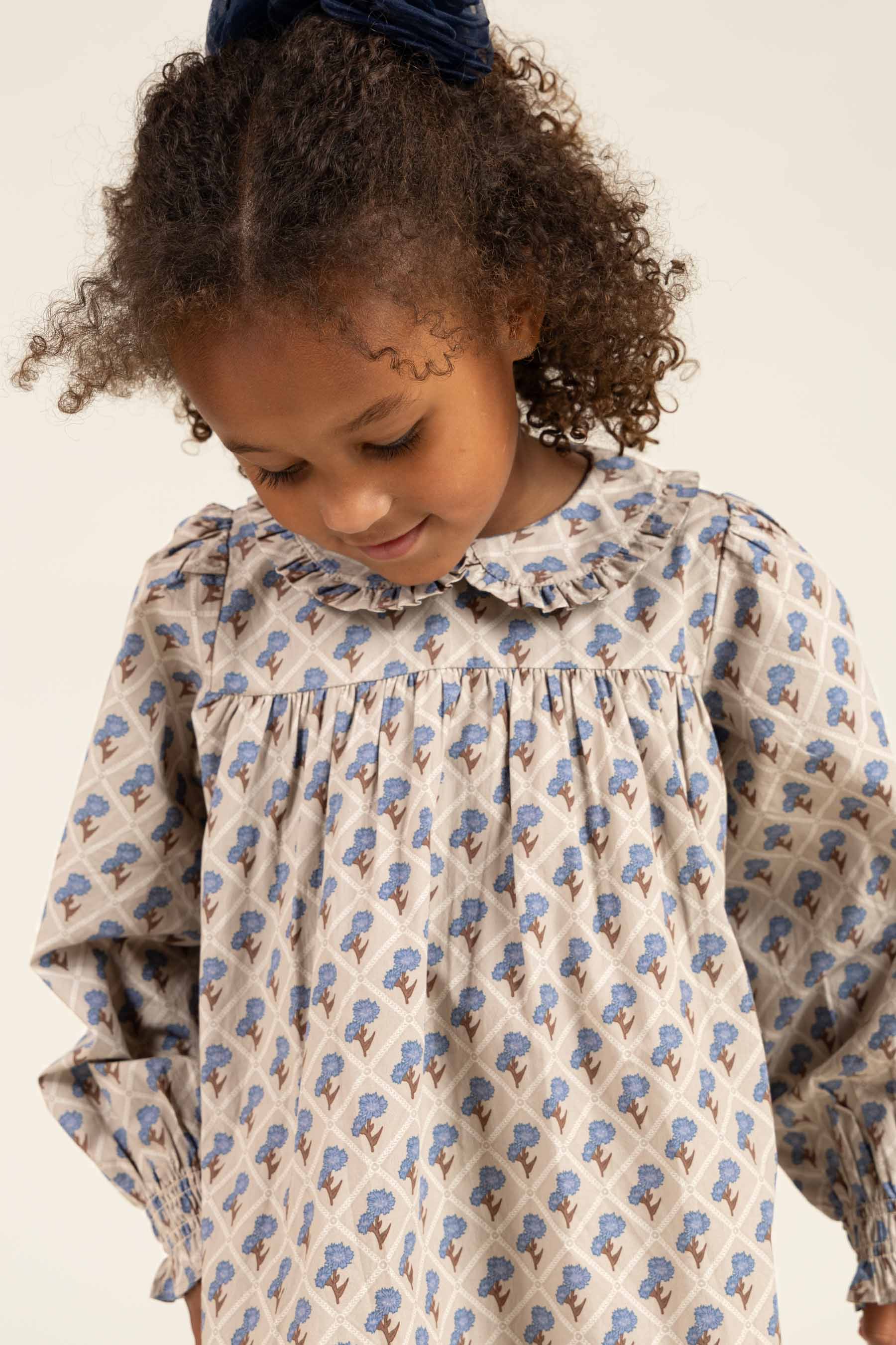 Bedrukte katoenen popeline jurk - Kids - Caffe Latte w. Blue | 100803 Amine