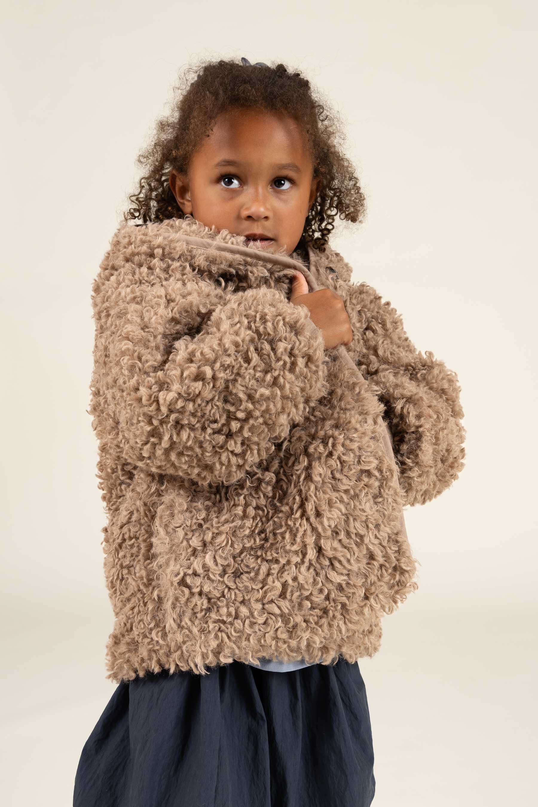 Faux Fur Hooded Jacket met Rib manchet - Kids - Caffe Latte | 100546 Ellie