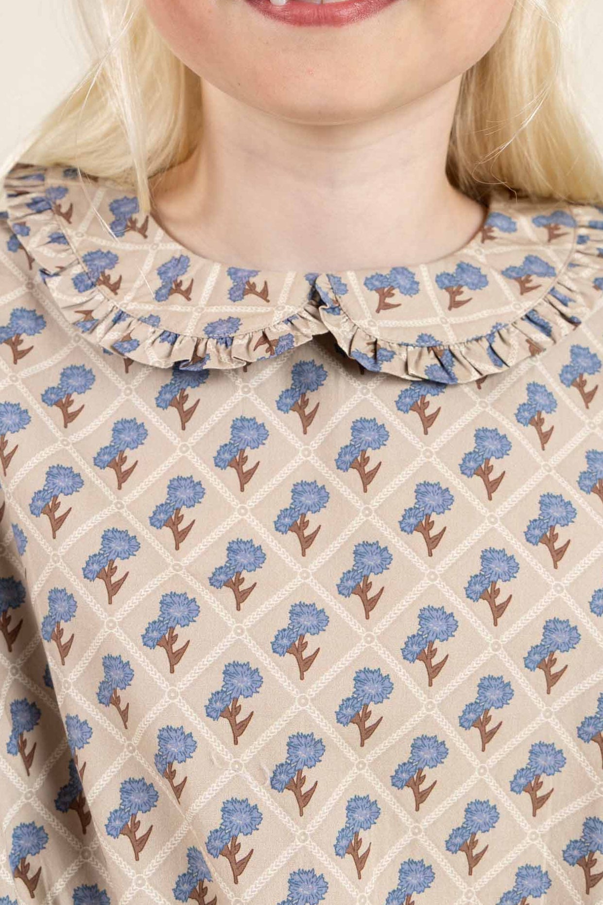 Bedrukte katoenen popeline jurk met elastiek in de taille - Tween - Caffe Latte w. Blue | 100801 Amine