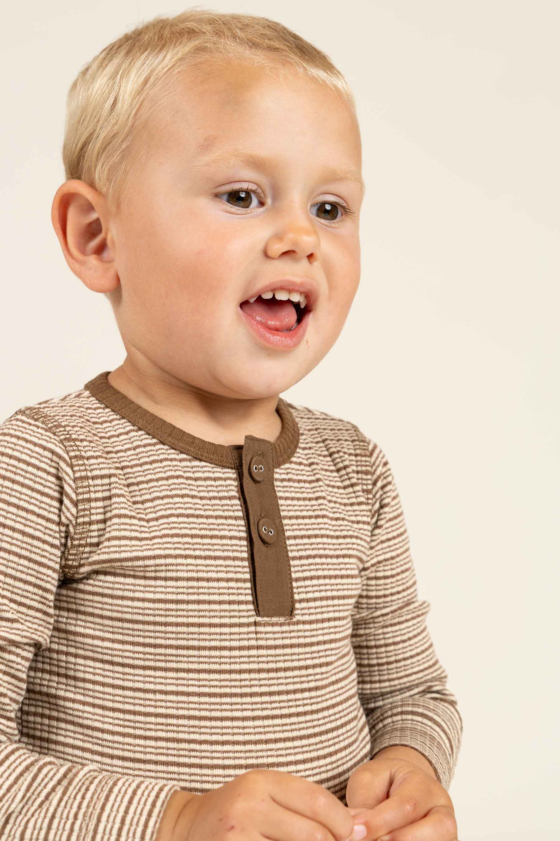 Katoenen ribbody met lange mouwen - Kids - Coffee Stripe | 100559 Manson