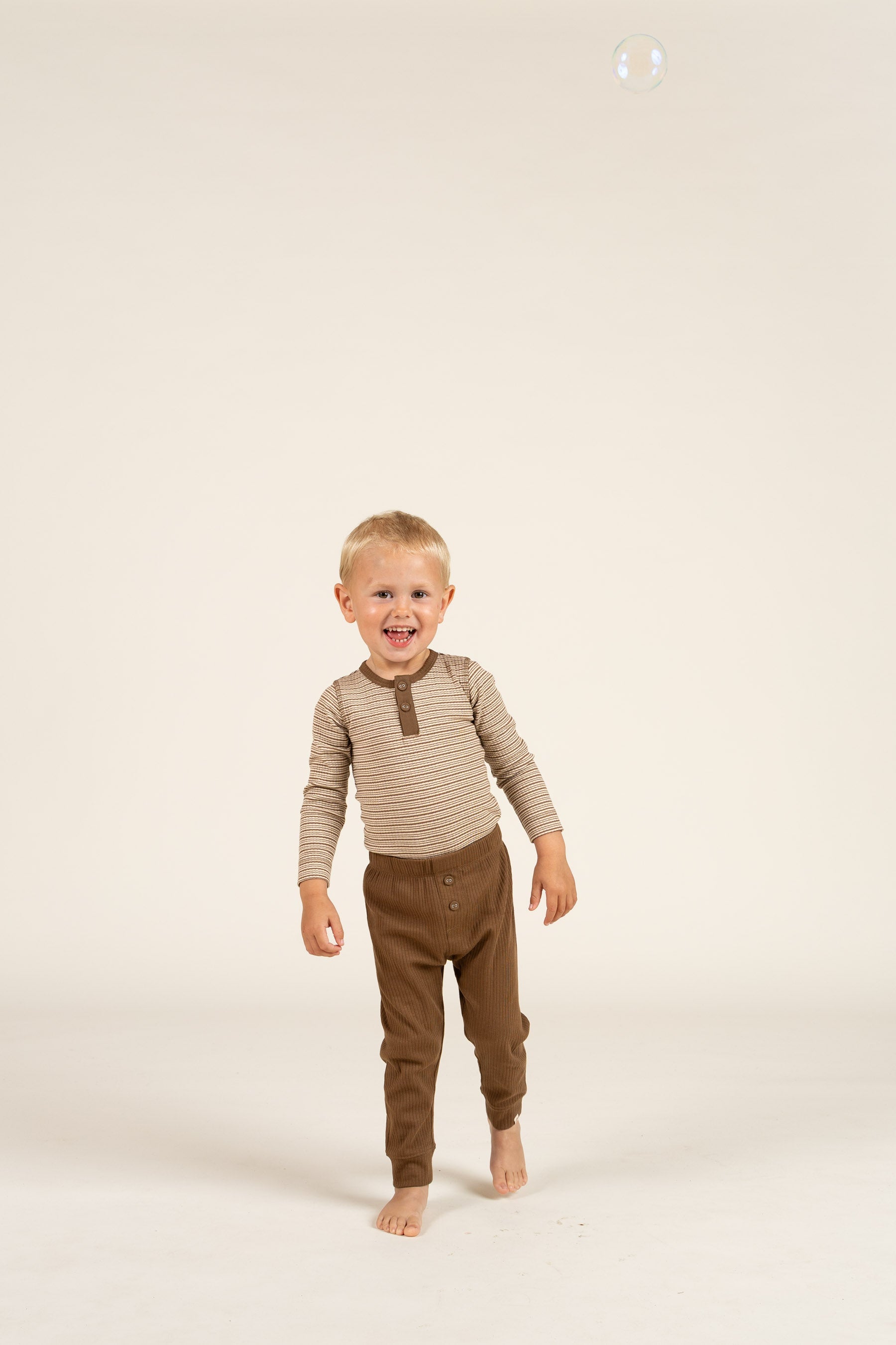 Katoenen ribbody met lange mouwen - Kids - Coffee Stripe | 100559 Manson