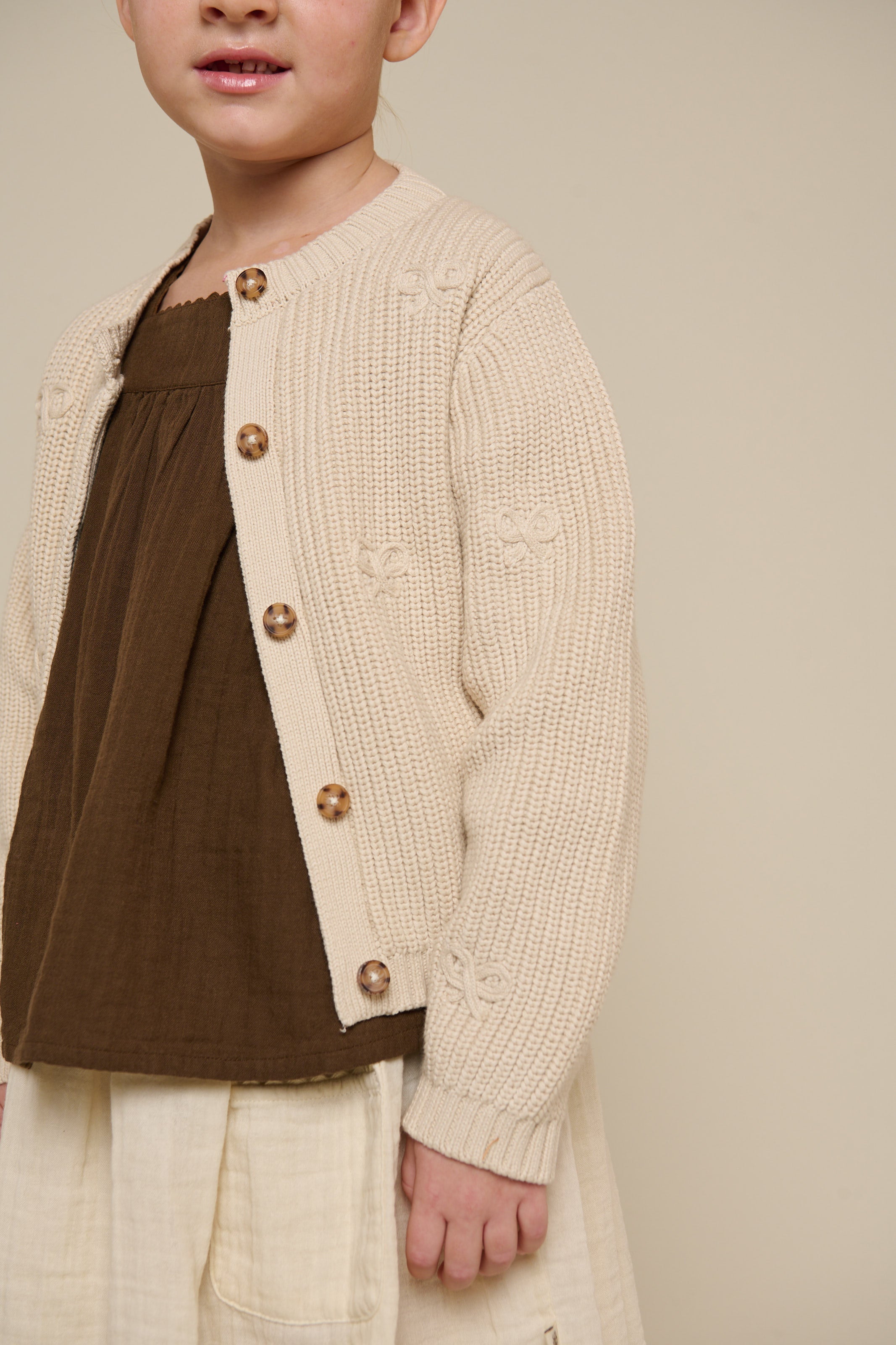 Gebreid katoenen vest met strikjes - Tween - Nature | 100791 Freya